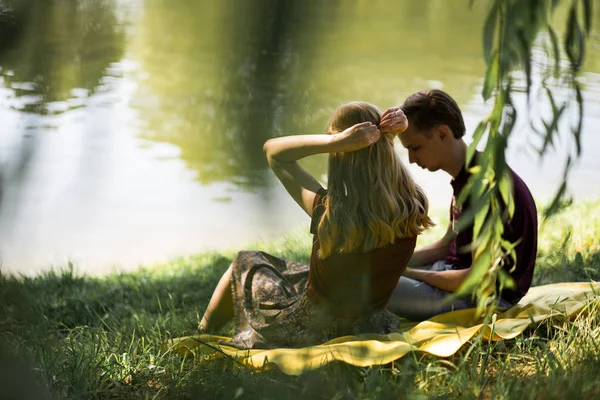 Молодая Счастливая Влюбленная Пара Обнимашки Поцелуи Пикник — стоковое фото