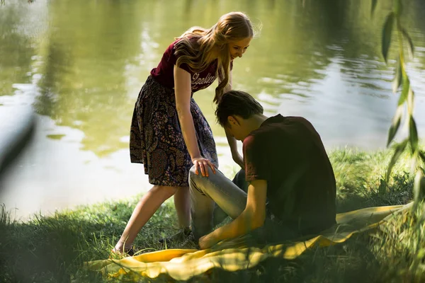 Młoda Szczęśliwa Para Miłości Cuddles Pocałunki Piknik — Zdjęcie stockowe