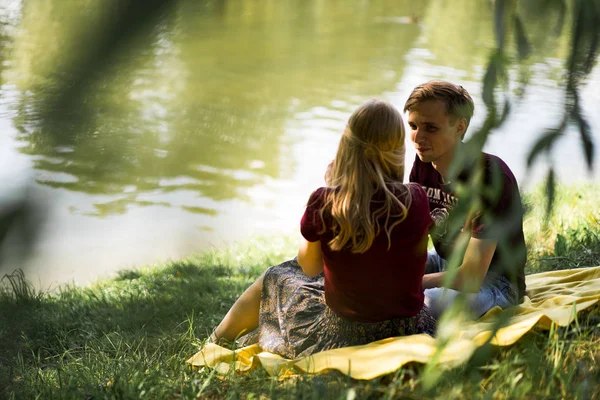 Cuplu Fericit Îndrăgostit Bălți Sărutări Picnic — Fotografie, imagine de stoc