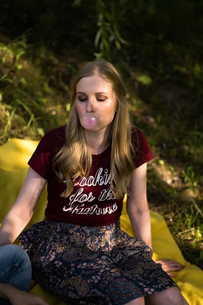 Ragazza Hippie Con Capelli Lunghi Gonfia Una Bolla Gomma Masticare — Foto Stock