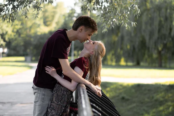 Jovem Casal Apaixonado Caminha Abraços Beijos Casal Feliz Adolescentes — Fotografia de Stock