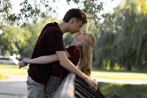 Jovem Casal Apaixonado Caminha Abraços Beijos Casal Feliz Adolescentes — Fotografia de Stock