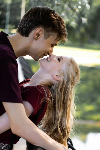 Jovem Casal Apaixonado Caminha Abraços Beijos Casal Feliz Adolescentes — Fotografia de Stock