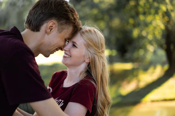 Pareja Joven Enamorada Paseos Abrazos Besos Pareja Feliz Adolescentes —  Fotos de Stock