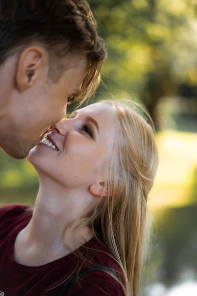 Jovem Casal Apaixonado Caminha Abraços Beijos Casal Feliz Adolescentes — Fotografia de Stock