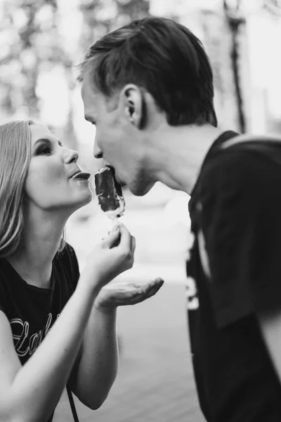 Młoda Para Miłości Spacery Uściski Pocałunki Szczęśliwa Para Nastolatków — Zdjęcie stockowe