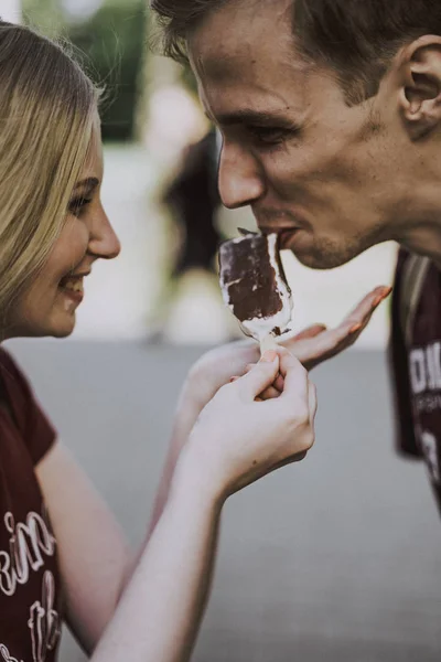 Jong Stel Liefde Wandelingen Knuffels Kusjes Gelukkig Paar Tieners — Stockfoto