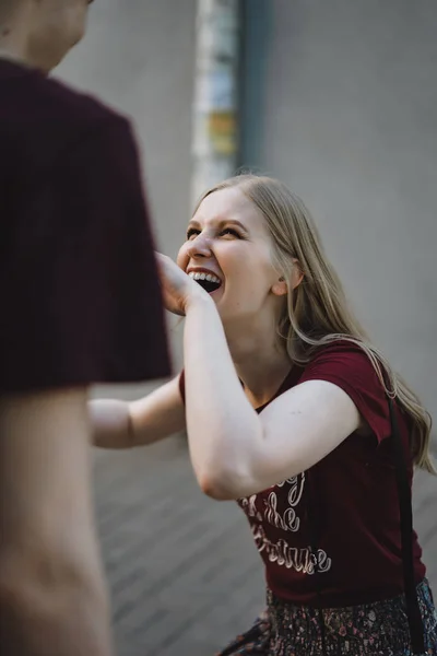 Jong Stel Liefde Wandelingen Knuffels Kusjes Gelukkig Paar Tieners — Stockfoto