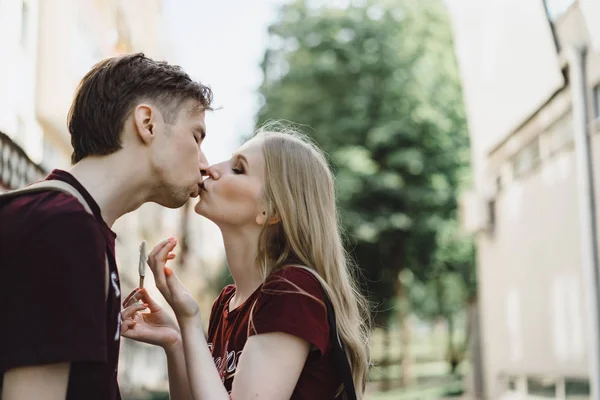 Junges Verliebtes Paar Spaziergänge Umarmungen Küsse Glückliche Teenager — Stockfoto
