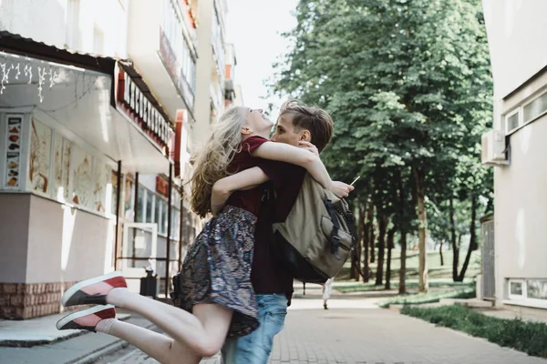 Pareja Joven Enamorada Paseos Abrazos Besos Pareja Feliz Adolescentes —  Fotos de Stock