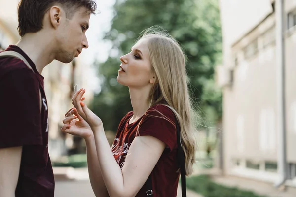 Junges Verliebtes Paar Spaziergänge Umarmungen Küsse Glückliche Teenager — Stockfoto