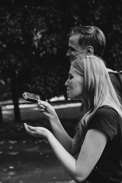 Jovem Casal Apaixonado Caminha Abraços Beijos Casal Feliz Adolescentes — Fotografia de Stock