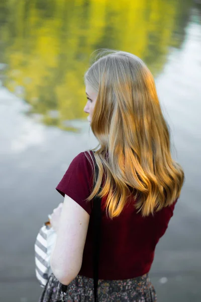 Jong Stel Liefde Wandelingen Knuffels Kusjes Gelukkig Paar Tieners — Stockfoto