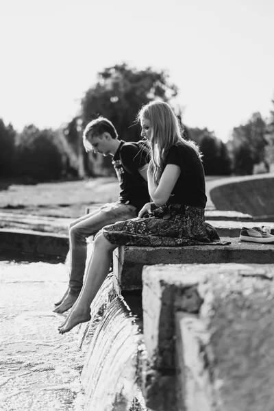 Jovem Casal Apaixonado Caminha Abraços Beijos Casal Feliz Adolescentes — Fotografia de Stock