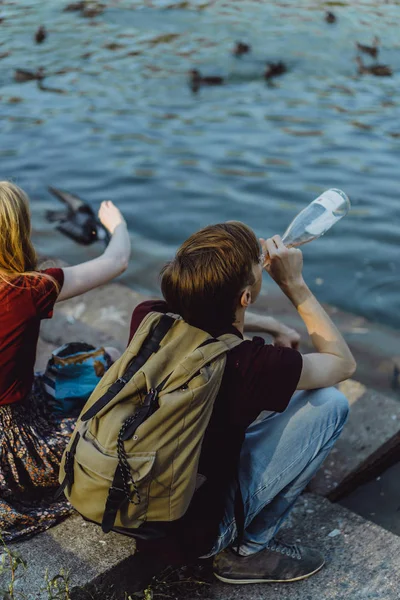 Jong Stel Liefde Wandelingen Knuffels Kusjes Gelukkig Paar Tieners — Stockfoto