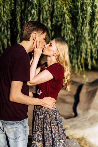 Jong Stel Liefde Wandelingen Knuffels Kusjes Gelukkig Paar Tieners — Stockfoto