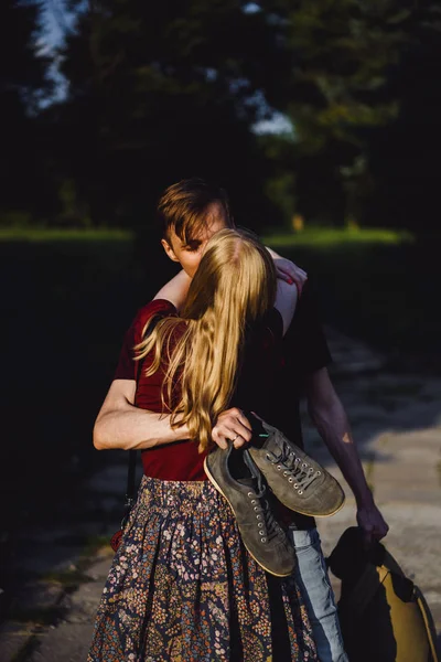 Ungt Par Kärlek Promenader Kramar Kyssar Lyckliga Par Tonåringar — Stockfoto