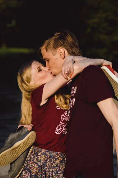 Jovem Casal Apaixonado Caminha Abraços Beijos Casal Feliz Adolescentes — Fotografia de Stock