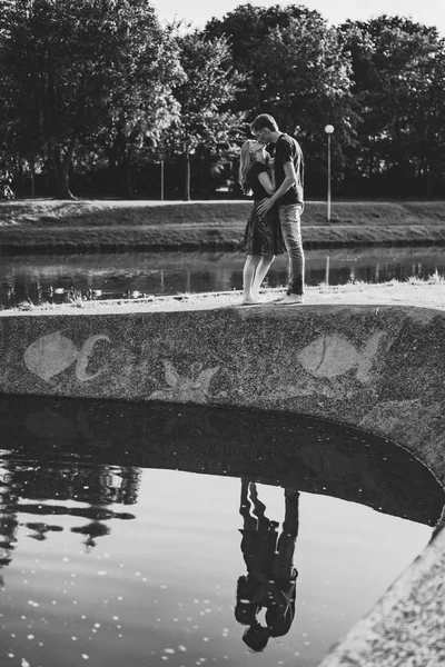 Jeune Couple Amoureux Promenades Câlins Bisous Couple Heureux Adolescents — Photo