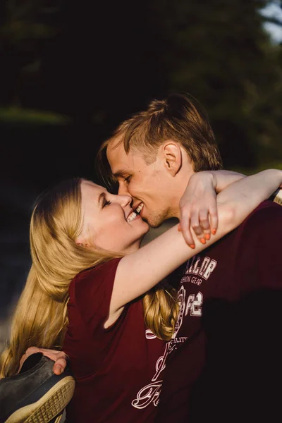 Jovem Casal Apaixonado Caminha Abraços Beijos Casal Feliz Adolescentes — Fotografia de Stock