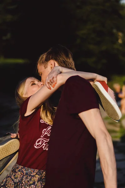 Jong Stel Liefde Wandelingen Knuffels Kusjes Gelukkig Paar Tieners — Stockfoto