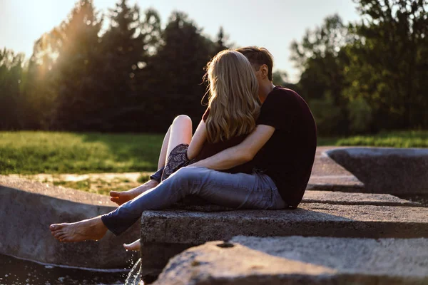 Ungt Par Kärlek Promenader Kramar Kyssar Lyckliga Par Tonåringar — Stockfoto