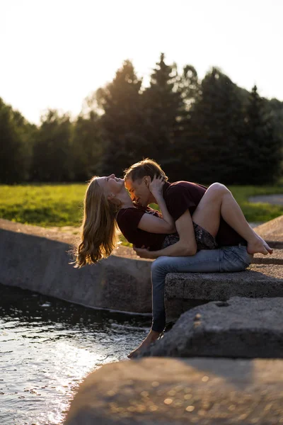Молода Пара Закохана Ходить Обіймається Цілується Щаслива Пара Підлітків — стокове фото