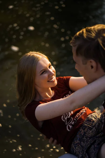 Tineri Cuplu Dragoste Plimbări Îmbrățișări Săruturi Cuplu Fericit Adolescenți — Fotografie, imagine de stoc