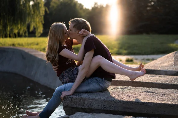 Jovem Casal Apaixonado Caminha Abraços Beijos Casal Feliz Adolescentes — Fotografia de Stock