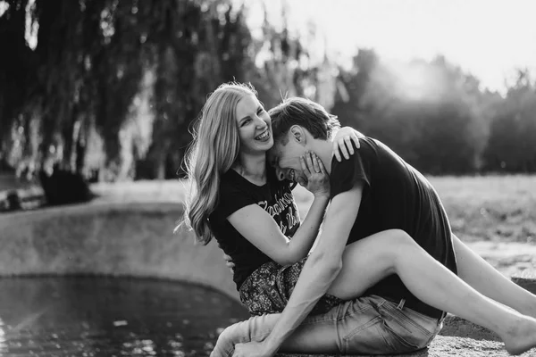 Pareja Joven Enamorada Paseos Abrazos Besos Pareja Feliz Adolescentes — Foto de Stock