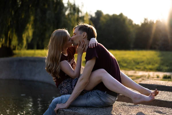 Jovem Casal Apaixonado Caminha Abraços Beijos Casal Feliz Adolescentes — Fotografia de Stock