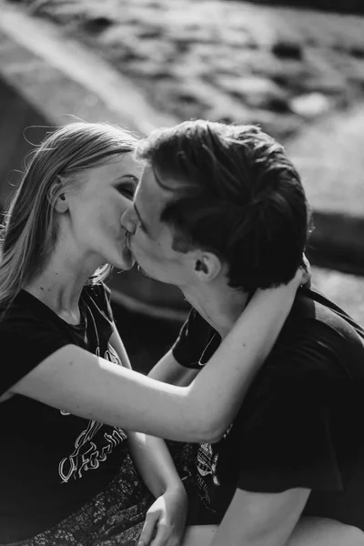 Aşık Genç Çift Yürüyüşler Sarılmalar Öpücükler Gençlerin Mutlu Çift — Stok fotoğraf