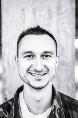 Genç adam sokak portresi, askeri tarzda adam.