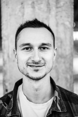 Genç adam sokak portresi, askeri tarzda adam.