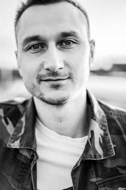 Genç adam sokak portresi, askeri tarzda adam.