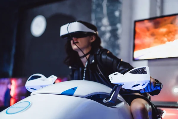 Virtuella Verklighetsglasögon Flicka Virtual Reality Glasögon Rider Motorcykel Ras — Stockfoto