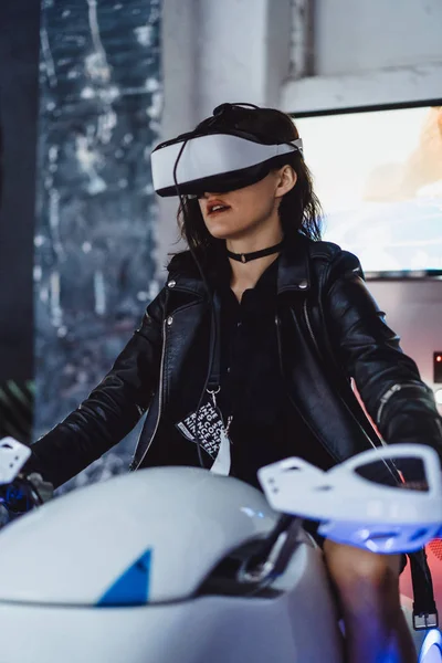 Een Virtual Reality Bril Een Meisje Virtual Reality Bril Rijdt — Stockfoto