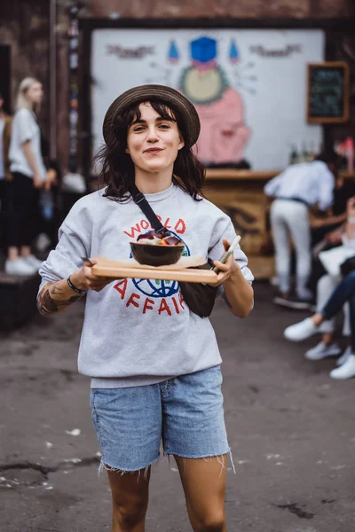 Jonge Vrouw Eet Straat Voedsel Straat Gezond Voedsel Hummus — Stockfoto