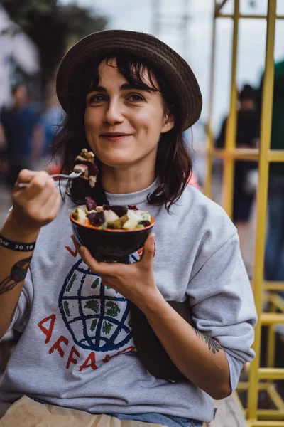 Mladá Žena Pouliční Jídlo Ulice Zdravé Jídlo Hummus — Stock fotografie