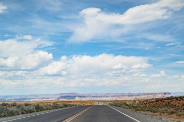 Arizona'da yol, Amerika Birleşik Devletleri'ne bir yol gezisi.