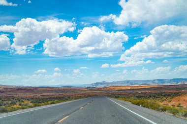 Arizona'da yol, Amerika Birleşik Devletleri'ne bir yol gezisi.