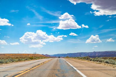 Arizona'da yol, Amerika Birleşik Devletleri'ne bir yol gezisi.