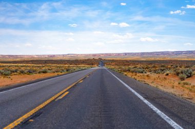 Arizona'da yol, Amerika Birleşik Devletleri'ne bir yol gezisi.