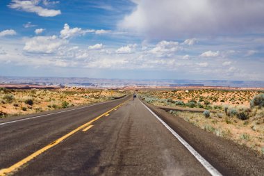Arizona'da yol, Amerika Birleşik Devletleri'ne bir yol gezisi.