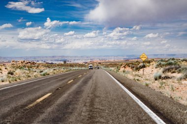 Arizona'da yol, Amerika Birleşik Devletleri'ne bir yol gezisi.