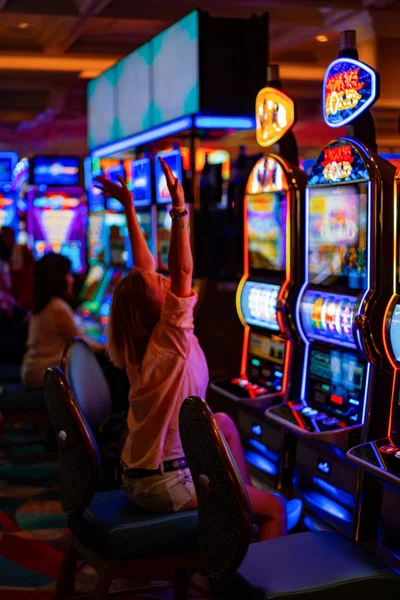 Κορίτσι Ένα Καζίνο Στο Λας Βέγκας Ηνωμένες Πολιτείες — Φωτογραφία Αρχείου