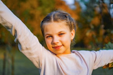 sonbahar yaprakları ile güzel küçük kız. portre, yakın çekim, dış