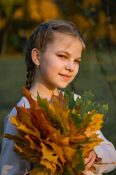 Vacker Liten Flicka Med Höstlöv Porträtt Närbild Utanför — Stockfoto