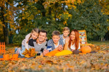 bir piknik parkta mutlu büyük aile. Baba anne, çocuklar, oğul, kız. Sonbahar Cadılar Bayramı