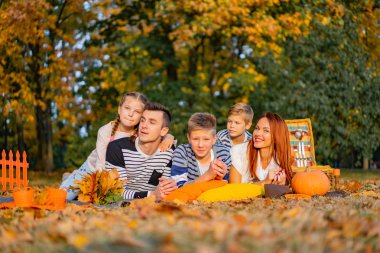 bir piknik parkta mutlu büyük aile. Baba anne, çocuklar, oğul, kız. Sonbahar Cadılar Bayramı